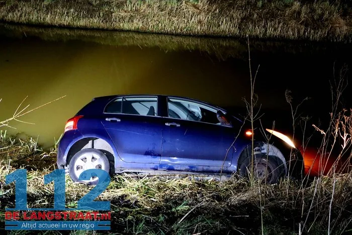 Vrouw met auto in sloot na eenzijdig ongeval op Winterdijk in Sprang-Capelle 112 De Langstraat