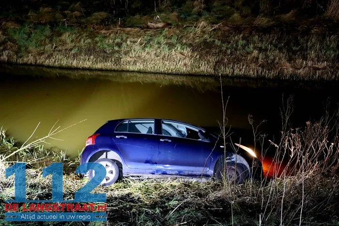 Vrouw met auto in sloot na eenzijdig ongeval op Winterdijk in Sprang-Capelle 112 De Langstraat
