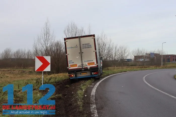 Vrachtwagen vol met hamburgers komt vast te zitten in berm op de A59 Waalwijk 1 Vrachtwagen vol met hamburgers komt vast te zitten in berm op de A59 Waalwijk 112 De Langstraat