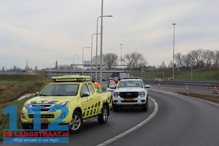 Vrachtwagen vol met hamburgers komt vast te zitten in berm op de A59 Waalwijk 2 Vrachtwagen vol met hamburgers komt vast te zitten in berm op de A59 Waalwijk 112 De Langstraat