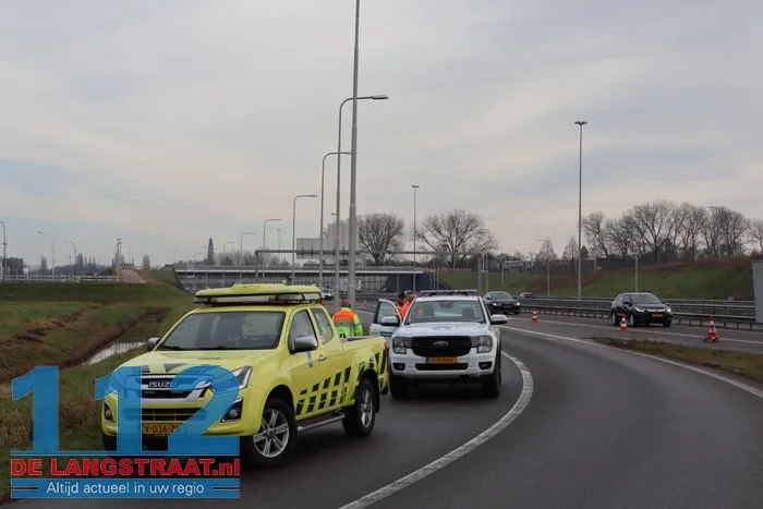 Vrachtwagen vol met hamburgers komt vast te zitten in berm op de A59 Waalwijk 3 Vrachtwagen vol met hamburgers komt vast te zitten in berm op de A59 Waalwijk 112 De Langstraat