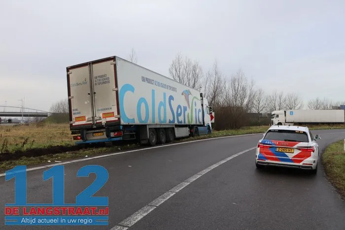 Vrachtwagen vol met hamburgers komt vast te zitten in berm op de A59 Waalwijk 4 Vrachtwagen vol met hamburgers komt vast te zitten in berm op de A59 Waalwijk 112 De Langstraat