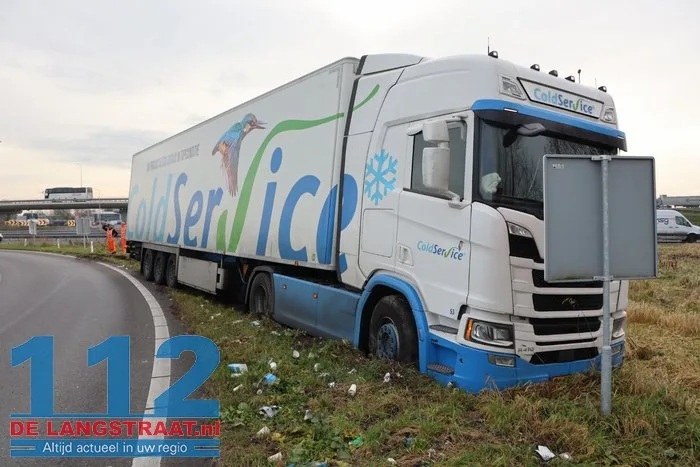 Vrachtwagen vol met hamburgers komt vast te zitten in berm op de A59 Waalwijk 5 Vrachtwagen vol met hamburgers komt vast te zitten in berm op de A59 Waalwijk 112 De Langstraat