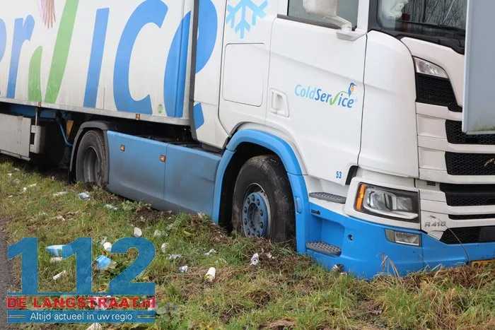 Vrachtwagen vol met hamburgers komt vast te zitten in berm op de A59 Waalwijk 6 Vrachtwagen vol met hamburgers komt vast te zitten in berm op de A59 Waalwijk 112 De Langstraat