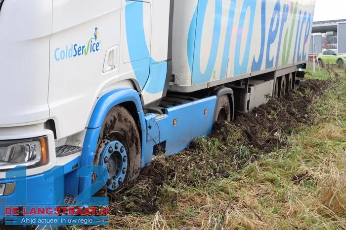 Vrachtwagen vol met hamburgers komt vast te zitten in berm op de A59 Waalwijk 7 Vrachtwagen vol met hamburgers komt vast te zitten in berm op de A59 Waalwijk 112 De Langstraat