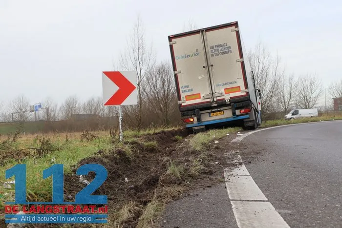 Vrachtwagen vol met hamburgers komt vast te zitten in berm op de A59 Waalwijk 9 Vrachtwagen vol met hamburgers komt vast te zitten in berm op de A59 Waalwijk 112 De Langstraat