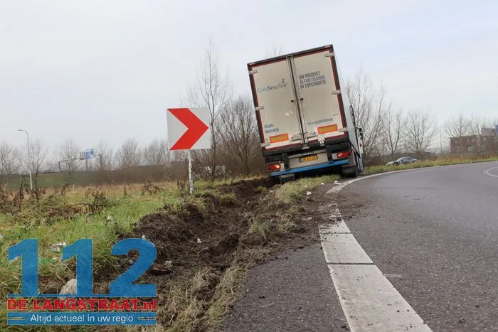 Vrachtwagen vol met hamburgers komt vast te zitten in berm op de A59 Waalwijk 10 Vrachtwagen vol met hamburgers komt vast te zitten in berm op de A59 Waalwijk 112 De Langstraat