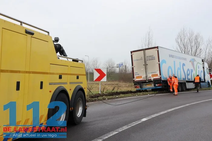 Vrachtwagen vol met hamburgers komt vast te zitten in berm op de A59 Waalwijk 11 Vrachtwagen vol met hamburgers komt vast te zitten in berm op de A59 Waalwijk 112 De Langstraat