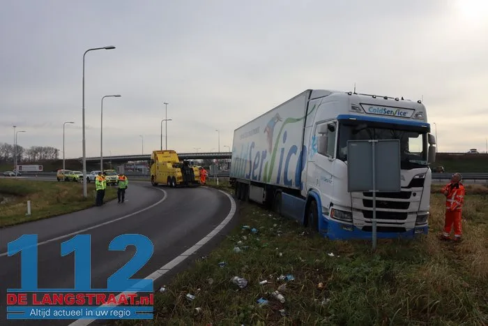 Vrachtwagen vol met hamburgers komt vast te zitten in berm op de A59 Waalwijk 12 Vrachtwagen vol met hamburgers komt vast te zitten in berm op de A59 Waalwijk 112 De Langstraat