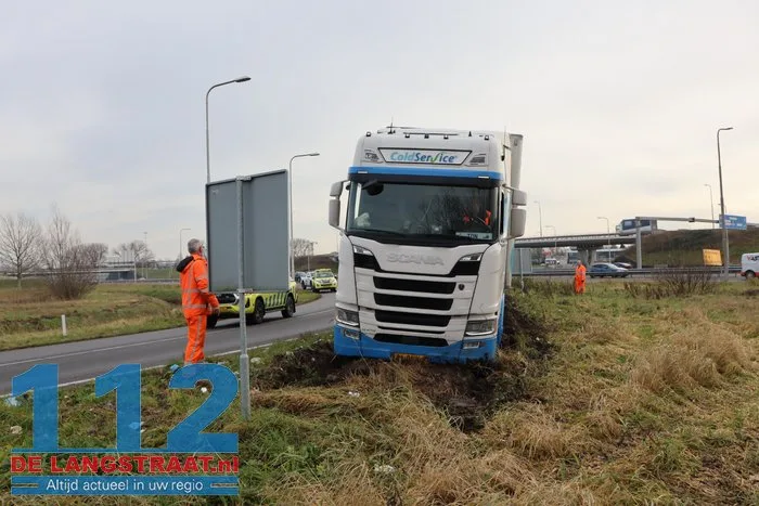 Vrachtwagen vol met hamburgers komt vast te zitten in berm op de A59 Waalwijk 14 Vrachtwagen vol met hamburgers komt vast te zitten in berm op de A59 Waalwijk 112 De Langstraat