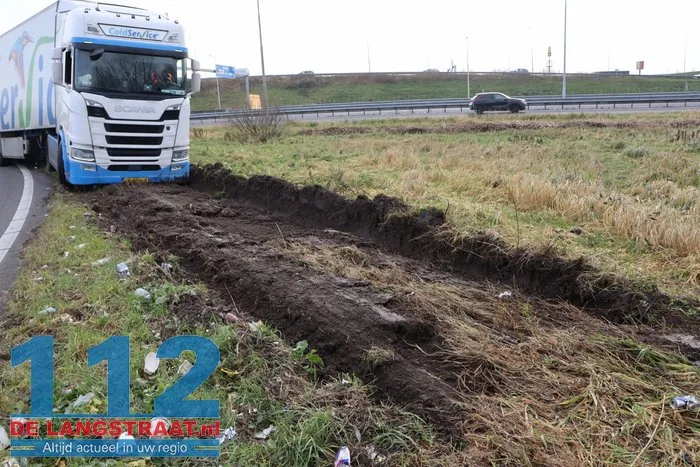 Vrachtwagen vol met hamburgers komt vast te zitten in berm op de A59 Waalwijk 17 Vrachtwagen vol met hamburgers komt vast te zitten in berm op de A59 Waalwijk 112 De Langstraat