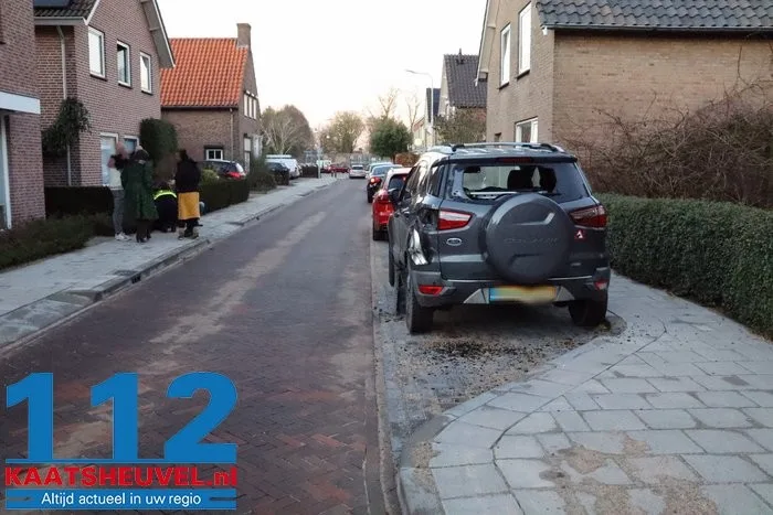 Quad botst op geparkeerde auto in Drunen, bestuurder naar het ziekenhuis 1 Quad botst op geparkeerde auto in Drunen, bestuurder naar het ziekenhuis 112 De Langstraat
