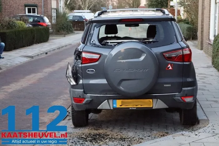 Quad botst op geparkeerde auto in Drunen, bestuurder naar het ziekenhuis 2 Quad botst op geparkeerde auto in Drunen, bestuurder naar het ziekenhuis 112 De Langstraat