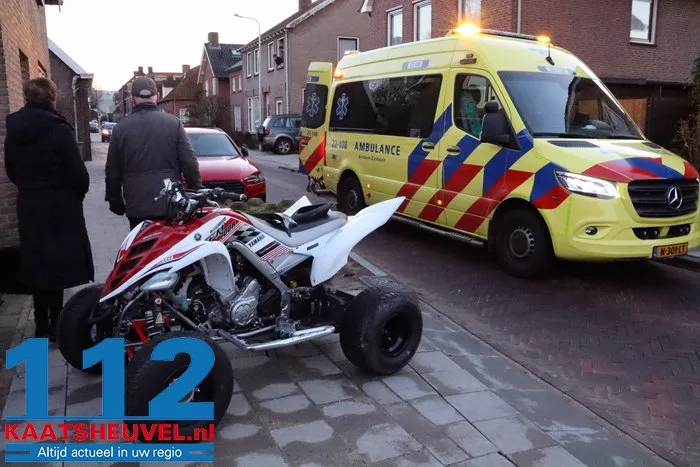 Quad botst op geparkeerde auto in Drunen, bestuurder naar het ziekenhuis 5 Quad botst op geparkeerde auto in Drunen, bestuurder naar het ziekenhuis 112 De Langstraat