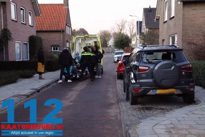 Quad botst op geparkeerde auto in Drunen, bestuurder naar het ziekenhuis 7 Quad botst op geparkeerde auto in Drunen, bestuurder naar het ziekenhuis 112 De Langstraat