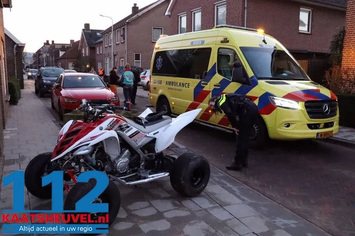 Quad botst op geparkeerde auto in Drunen, bestuurder naar het ziekenhuis 9 Quad botst op geparkeerde auto in Drunen, bestuurder naar het ziekenhuis 112 De Langstraat