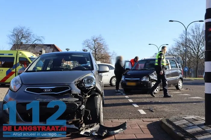 Twee auto’s botsen tegen elkaar op beruchte kruising aan de Ambrosiusweg Waalwijk 1 Twee auto’s botsen tegen elkaar op beruchte kruising aan de Ambrosiusweg Waalwijk 112 De Langstraat