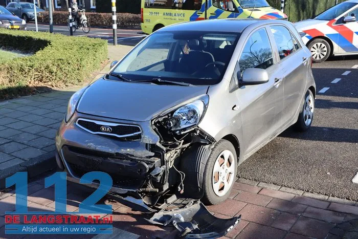 Twee auto’s botsen tegen elkaar op beruchte kruising aan de Ambrosiusweg Waalwijk 2 Twee auto’s botsen tegen elkaar op beruchte kruising aan de Ambrosiusweg Waalwijk 112 De Langstraat