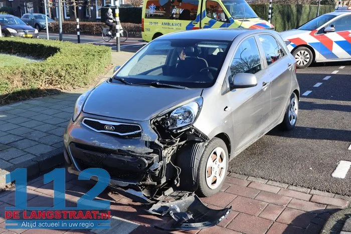 Twee auto’s botsen tegen elkaar op beruchte kruising aan de Ambrosiusweg Waalwijk 3 Twee auto’s botsen tegen elkaar op beruchte kruising aan de Ambrosiusweg Waalwijk 112 De Langstraat