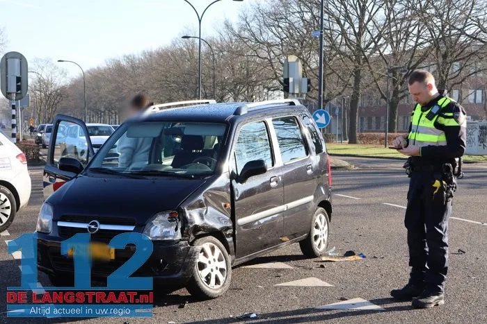 Twee auto’s botsen tegen elkaar op beruchte kruising aan de Ambrosiusweg Waalwijk 5 Twee auto’s botsen tegen elkaar op beruchte kruising aan de Ambrosiusweg Waalwijk 112 De Langstraat
