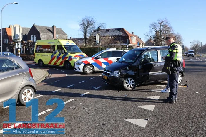 Twee auto’s botsen tegen elkaar op beruchte kruising aan de Ambrosiusweg Waalwijk 6 Twee auto’s botsen tegen elkaar op beruchte kruising aan de Ambrosiusweg Waalwijk 112 De Langstraat
