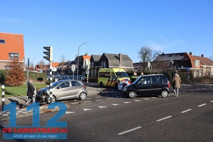 Twee auto’s botsen tegen elkaar op beruchte kruising aan de Ambrosiusweg Waalwijk 8 Twee auto’s botsen tegen elkaar op beruchte kruising aan de Ambrosiusweg Waalwijk 112 De Langstraat