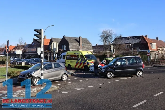 Twee auto’s botsen tegen elkaar op beruchte kruising aan de Ambrosiusweg Waalwijk 9 Twee auto’s botsen tegen elkaar op beruchte kruising aan de Ambrosiusweg Waalwijk 112 De Langstraat