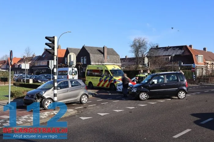 Twee auto’s botsen tegen elkaar op beruchte kruising aan de Ambrosiusweg Waalwijk 10 Twee auto’s botsen tegen elkaar op beruchte kruising aan de Ambrosiusweg Waalwijk 112 De Langstraat