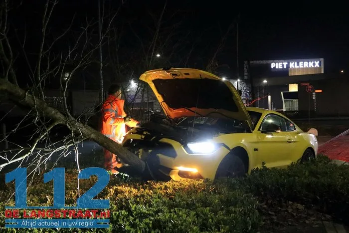 Bestuurder raakt met sportwagen uit de bocht en botst tegen boom Waalwijk 1 Bestuurder raakt met sportwagen uit de bocht en botst tegen boom Waalwijk 112 De Langstraat