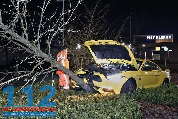 Bestuurder raakt met sportwagen uit de bocht en botst tegen boom Waalwijk 2 Bestuurder raakt met sportwagen uit de bocht en botst tegen boom Waalwijk 112 De Langstraat