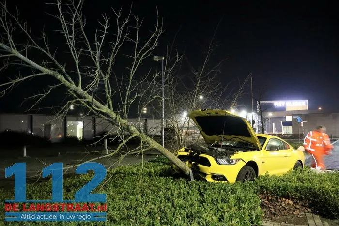 Bestuurder raakt met sportwagen uit de bocht en botst tegen boom Waalwijk 3 Bestuurder raakt met sportwagen uit de bocht en botst tegen boom Waalwijk 112 De Langstraat