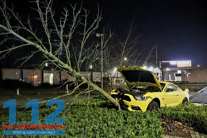 Bestuurder raakt met sportwagen uit de bocht en botst tegen boom Waalwijk 4 Bestuurder raakt met sportwagen uit de bocht en botst tegen boom Waalwijk 112 De Langstraat