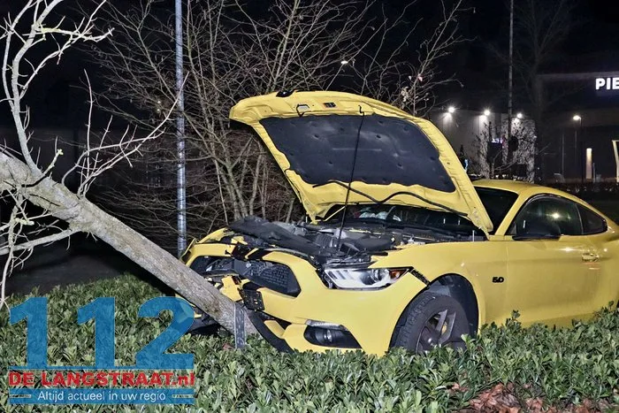 Bestuurder raakt met sportwagen uit de bocht en botst tegen boom Waalwijk 6 Bestuurder raakt met sportwagen uit de bocht en botst tegen boom Waalwijk 112 De Langstraat