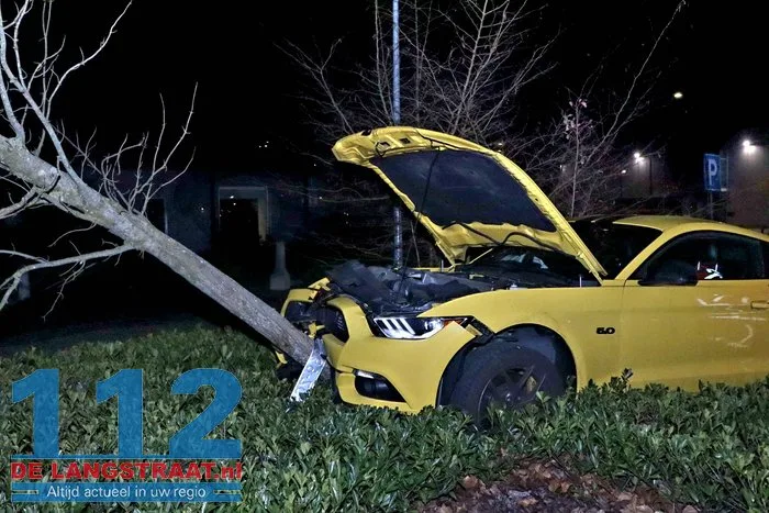 Bestuurder raakt met sportwagen uit de bocht en botst tegen boom Waalwijk 7 Bestuurder raakt met sportwagen uit de bocht en botst tegen boom Waalwijk 112 De Langstraat