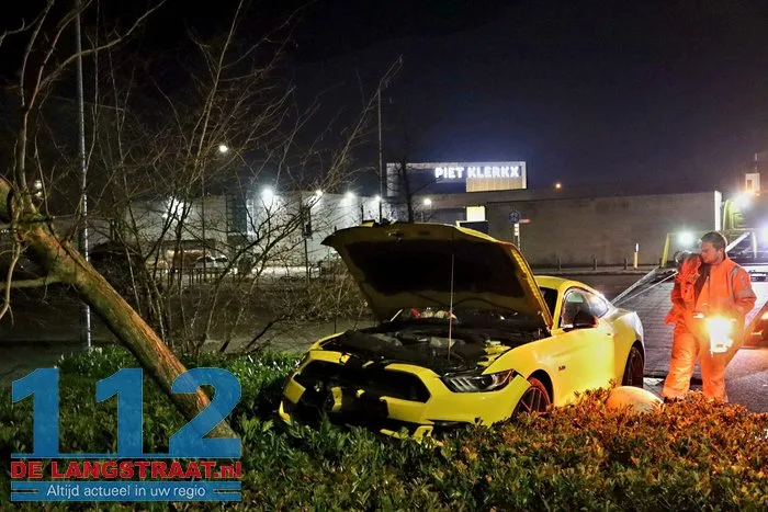 Bestuurder raakt met sportwagen uit de bocht en botst tegen boom Waalwijk 8 Bestuurder raakt met sportwagen uit de bocht en botst tegen boom Waalwijk 112 De Langstraat
