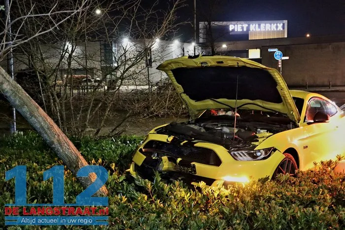 Bestuurder raakt met sportwagen uit de bocht en botst tegen boom Waalwijk 9 Bestuurder raakt met sportwagen uit de bocht en botst tegen boom Waalwijk 112 De Langstraat