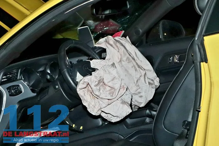 Bestuurder raakt met sportwagen uit de bocht en botst tegen boom Waalwijk 13 Bestuurder raakt met sportwagen uit de bocht en botst tegen boom Waalwijk 112 De Langstraat