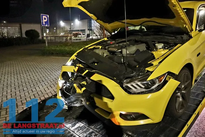 Bestuurder raakt met sportwagen uit de bocht en botst tegen boom Waalwijk 14 Bestuurder raakt met sportwagen uit de bocht en botst tegen boom Waalwijk 112 De Langstraat