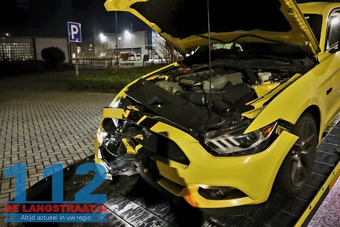 Bestuurder raakt met sportwagen uit de bocht en botst tegen boom Waalwijk 15 Bestuurder raakt met sportwagen uit de bocht en botst tegen boom Waalwijk 112 De Langstraat