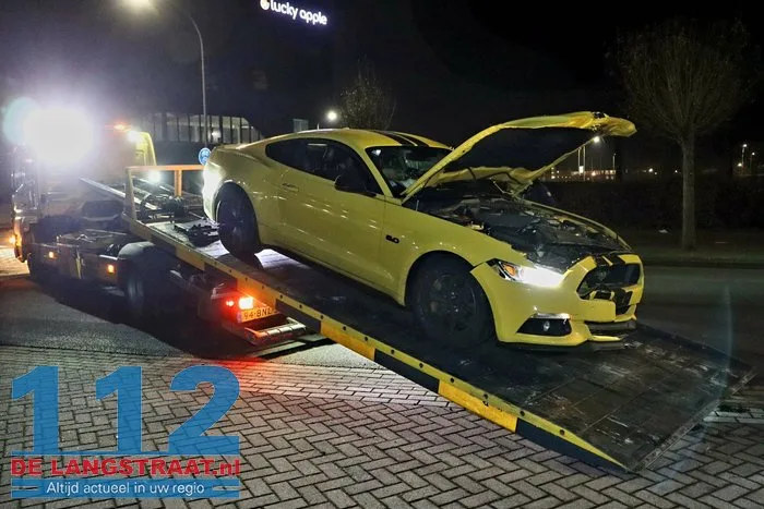 Bestuurder raakt met sportwagen uit de bocht en botst tegen boom Waalwijk 16 Bestuurder raakt met sportwagen uit de bocht en botst tegen boom Waalwijk 112 De Langstraat