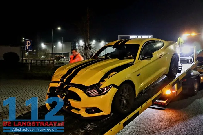 Bestuurder raakt met sportwagen uit de bocht en botst tegen boom Waalwijk 17 Bestuurder raakt met sportwagen uit de bocht en botst tegen boom Waalwijk 112 De Langstraat
