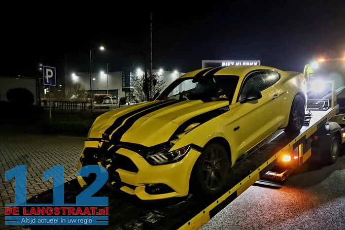 Bestuurder raakt met sportwagen uit de bocht en botst tegen boom Waalwijk 18 Bestuurder raakt met sportwagen uit de bocht en botst tegen boom Waalwijk 112 De Langstraat