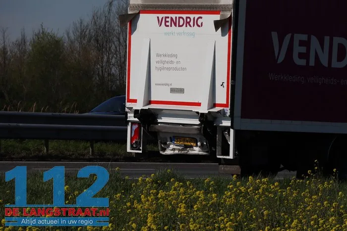 Auto vliegt in brand na botsing met vrachtwagen Waspik 9 Auto vliegt in brand na botsing met vrachtwagen Waspik 112 De Langstraat