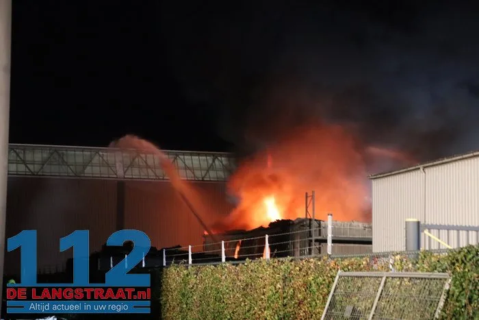 Uitslaande brand verwoest autobedrijf en veroorzaakt gewonde Raamsdonksveer 1 Uitslaande brand verwoest autobedrijf en veroorzaakt gewonde Raamsdonksveer 112 De Langstraat