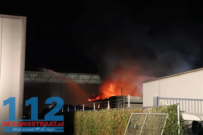 Uitslaande brand verwoest autobedrijf en veroorzaakt gewonde Raamsdonksveer 2 Uitslaande brand verwoest autobedrijf en veroorzaakt gewonde Raamsdonksveer 112 De Langstraat