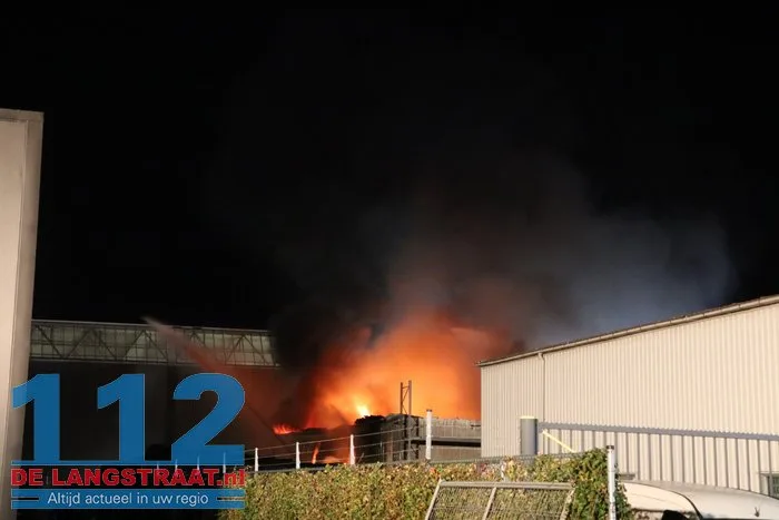 Uitslaande brand verwoest autobedrijf en veroorzaakt gewonde Raamsdonksveer 3 Uitslaande brand verwoest autobedrijf en veroorzaakt gewonde Raamsdonksveer 112 De Langstraat