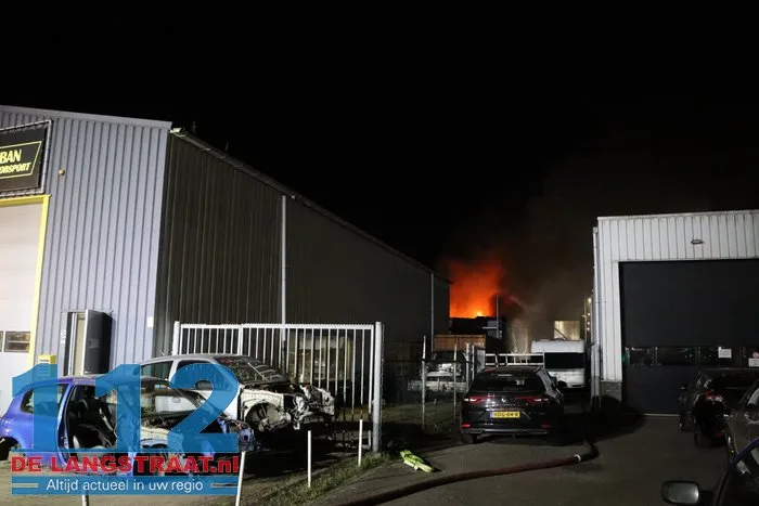 Uitslaande brand verwoest autobedrijf en veroorzaakt gewonde Raamsdonksveer 4 Uitslaande brand verwoest autobedrijf en veroorzaakt gewonde Raamsdonksveer 112 De Langstraat