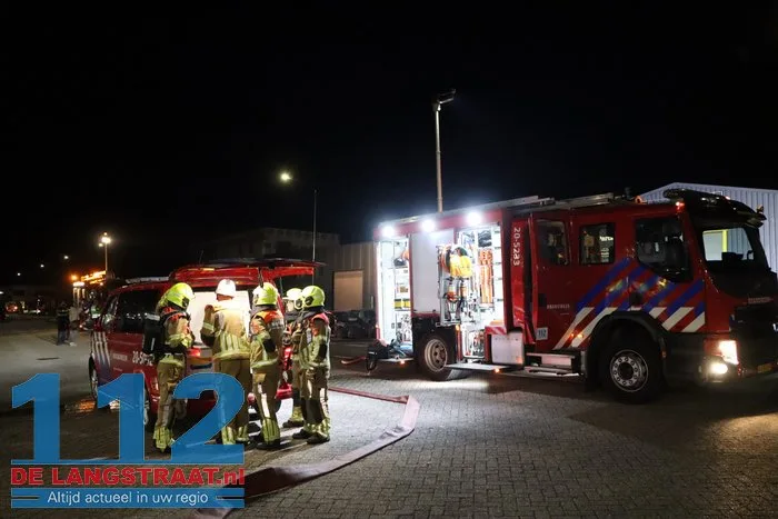 Uitslaande brand verwoest autobedrijf en veroorzaakt gewonde Raamsdonksveer 5 Uitslaande brand verwoest autobedrijf en veroorzaakt gewonde Raamsdonksveer 112 De Langstraat