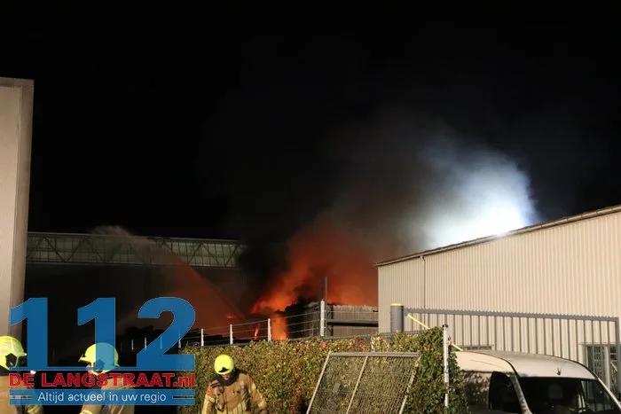 Uitslaande brand verwoest autobedrijf en veroorzaakt gewonde Raamsdonksveer 6 Uitslaande brand verwoest autobedrijf en veroorzaakt gewonde Raamsdonksveer 112 De Langstraat