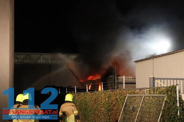 Uitslaande brand verwoest autobedrijf en veroorzaakt gewonde Raamsdonksveer 8 Uitslaande brand verwoest autobedrijf en veroorzaakt gewonde Raamsdonksveer 112 De Langstraat